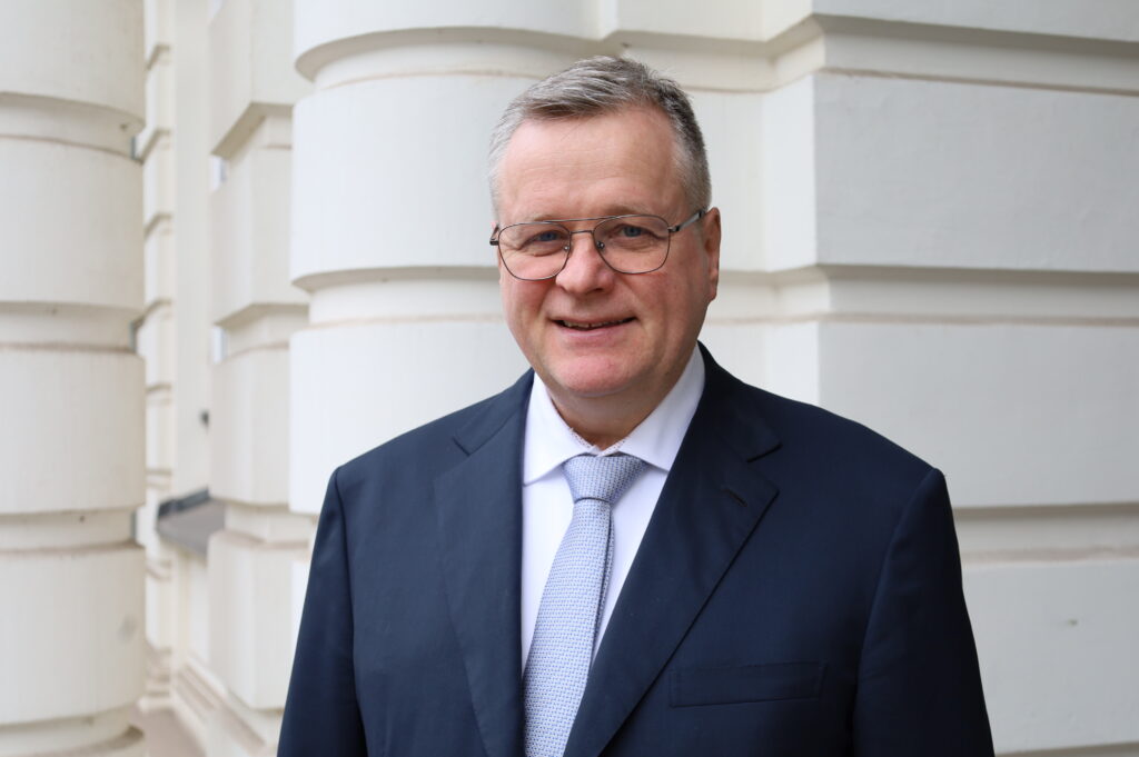 Porträtfoto von Professor Knut Haase