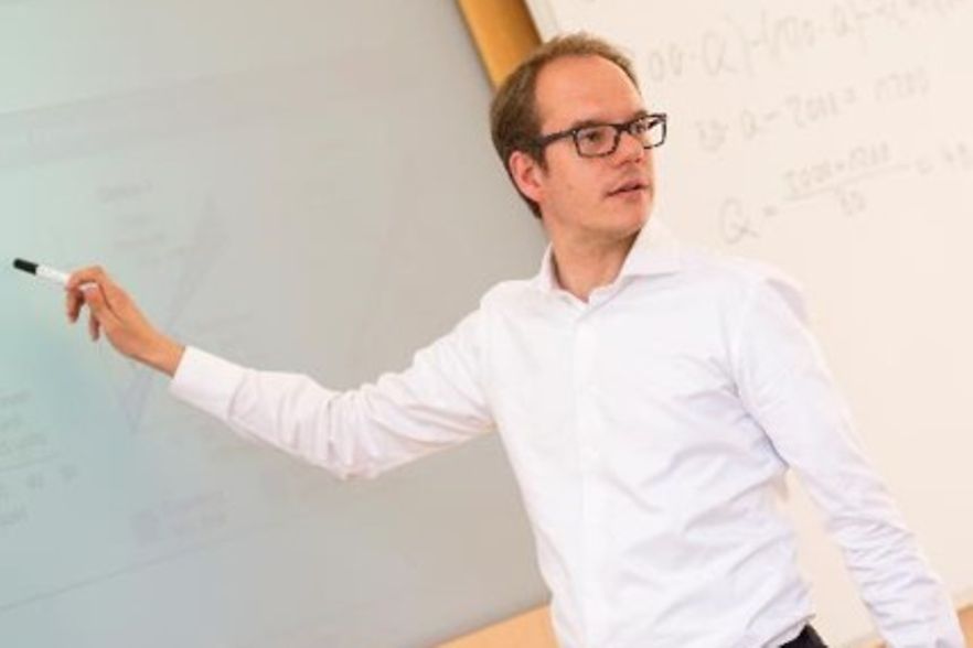 Porträtfoto von Professor Matthias Meyer