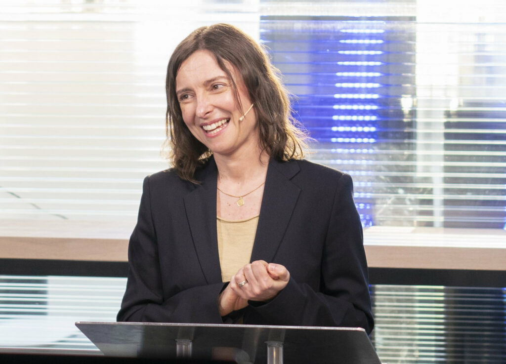 Das Foto zeigt Professorin Angela Relógio an einem Rednerpult stehend.